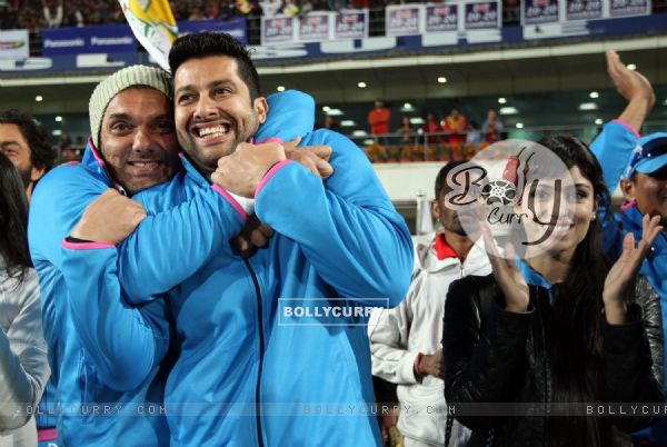 Sohail Khan and Aftab Shivdasani were snapped enjoying at Mumbai Heroes Vs Kerala Strikers Match