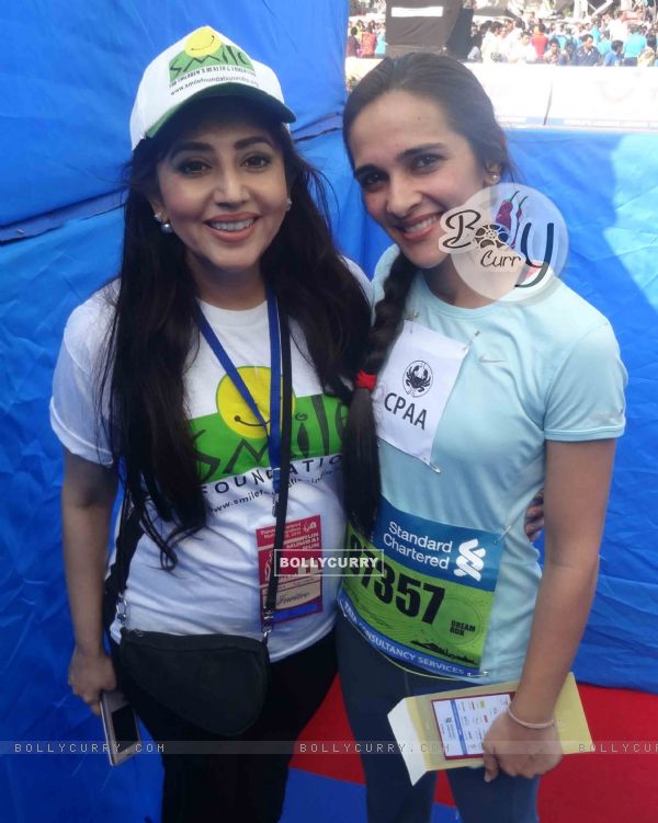 Tara Sharma and Archana Kochhar pose for the media at Standard Chartered Mumbai Marathon 2015