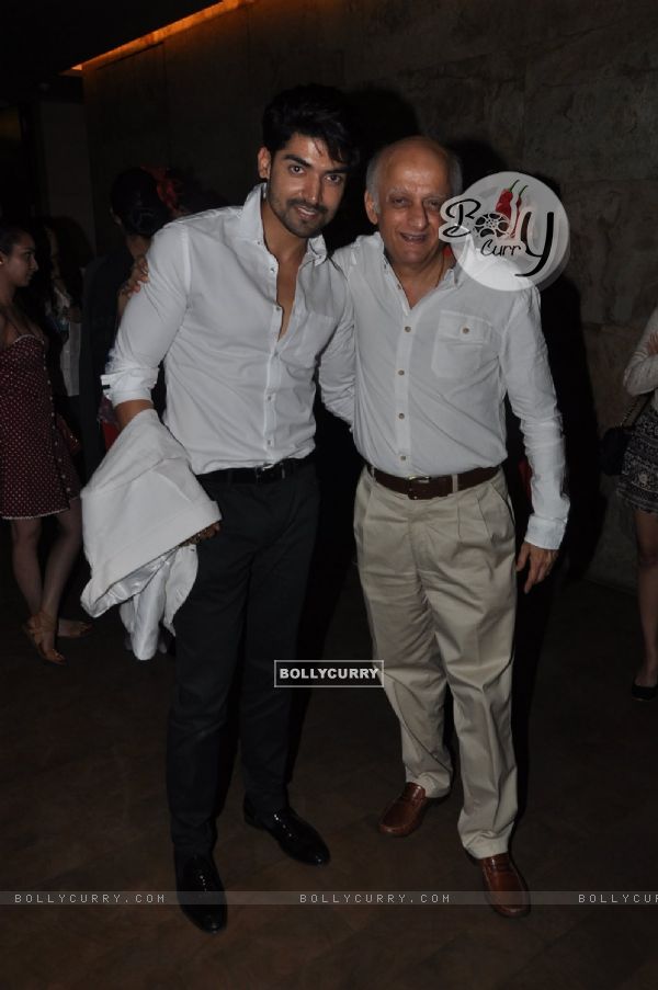 Gurmeet Choudhary poses with Mukesh Bhatt at the Special screening of Khamoshiyan (353020)