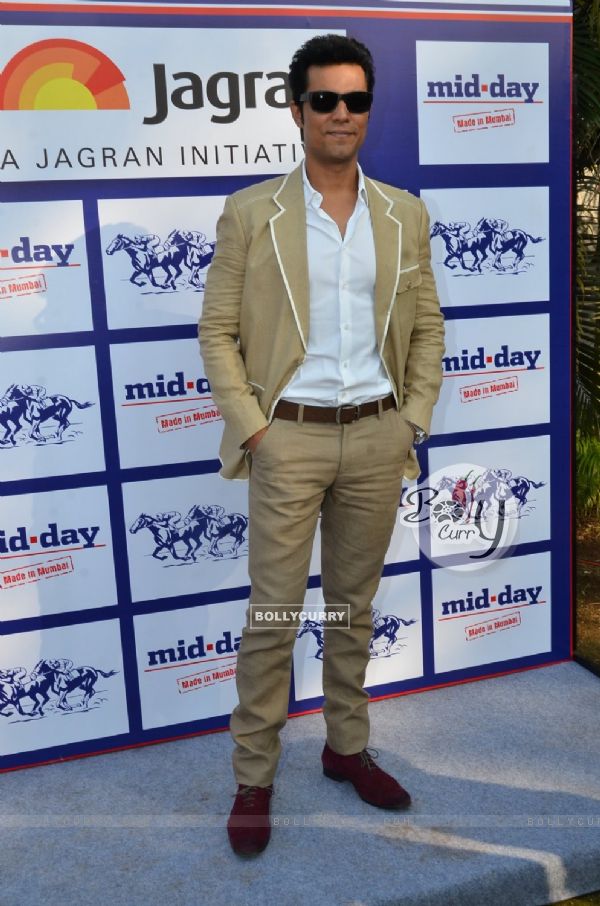 Randeep Hooda poses for the media at Mid Day Race