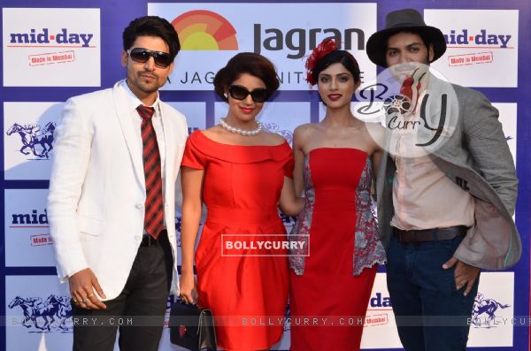 Celebs pose for the media at Mid Day Race (353040)