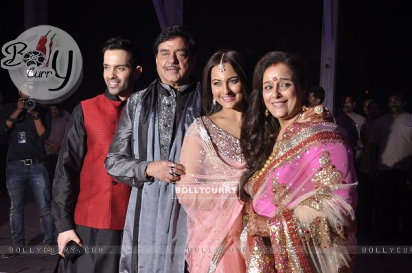 Sonakshi Sinha poses with her family at brother Kush Sinha's Wedding Reception