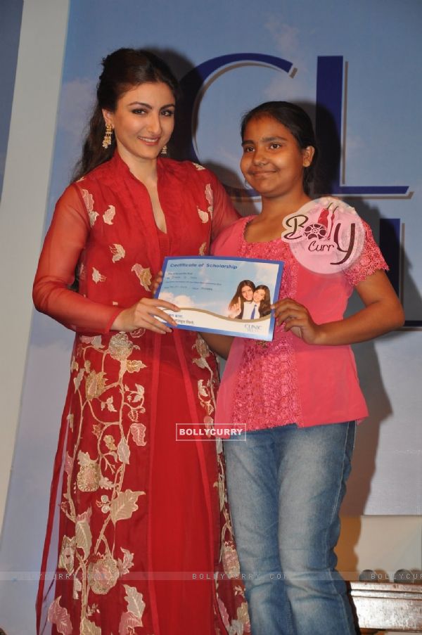 Soha Ali Khan poses with a girl at the Clinic Plus Scholarship Event