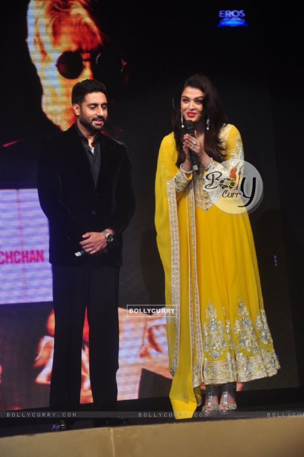 Aishwarya Rai Bachchan interacts with the audience at the Music Launch of Shamitabh (353292)