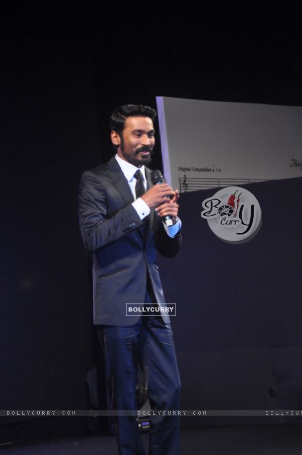 Dhanush interacts with the audience at the Music Launch of Shamitabh (353310)