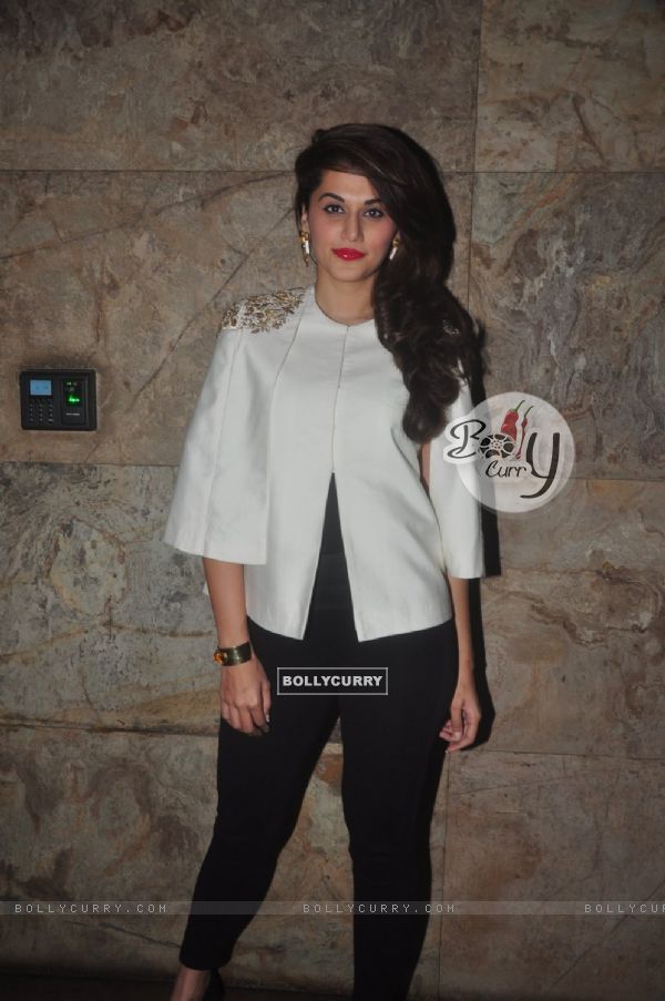Taapsee Pannu poses for the media at the Special Screening of BABY (353374)