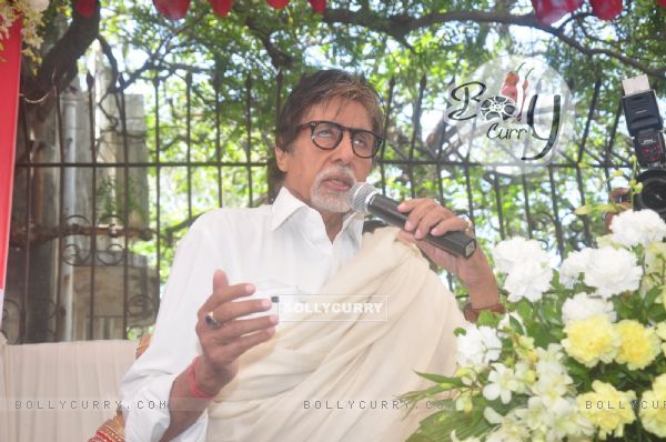 Amitabh Bachchan interacts with the audience at the The Vision Eye Center