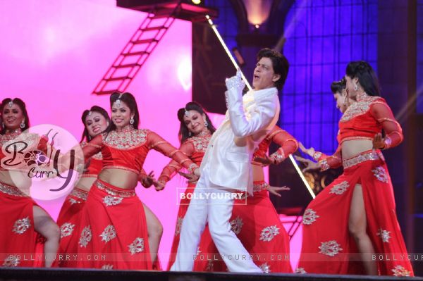 Shah Rukh Khan performs at 21st Annual Life OK Screen Awards Red Carpet
