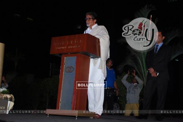 Amitabh Bachchan interacts with the audience at Rohit Khilnani's Book Launch