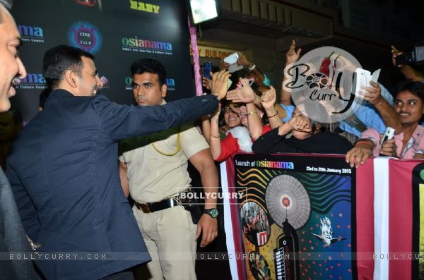 Akshay Kumar was snapped greeting his fans at the Red Carpet Premier of Baby (353720)