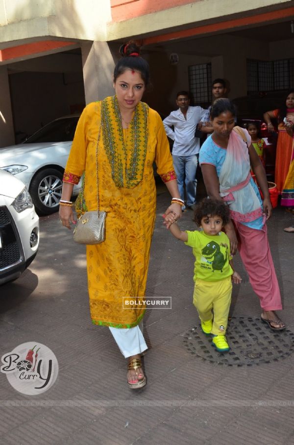 Rupali Ganguly with her child at Anurag Basu's Saraswati Pooja