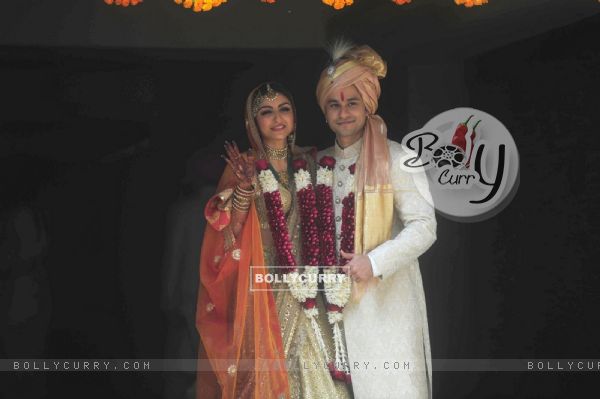 Soha Ali Khan and Kunal Khemu pose for the media at their Wedding Day