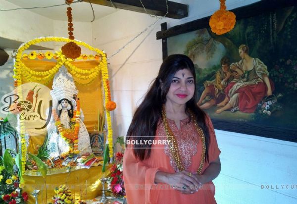 Alka Yagnik poses for the media at Bappi Lahiri's Saraswati Pooja
