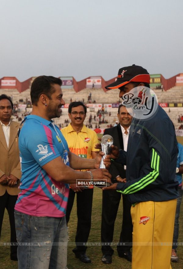 Salman Khan was snapped giving award at a player at Mumbai Heroes Match at CCL