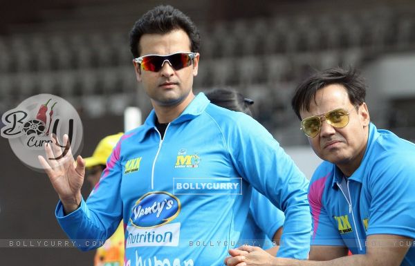 Rohit Roy waves to the camera at Mumbai Heroes Match at CCL