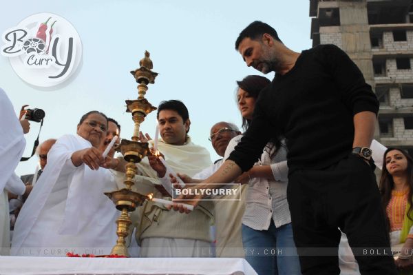Akshay Kumar lights the lamp at Bramhakumari Sakhi Minithon 2015
