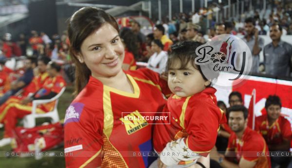 Urvashi Sharma poses with daughter Samaira Joshi at CCL Match
