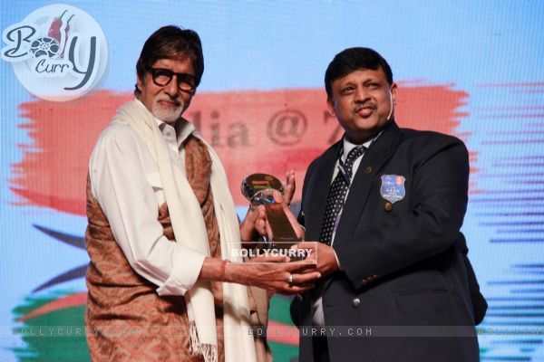 Amitabh Bachchan receives an award at Discon District Conference