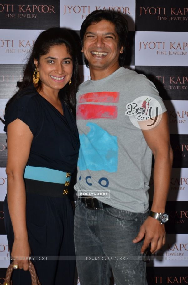 Shaan poses with wife Radhika Mukherjee at Jyoti Kapoor's Jewellery Exhibition
