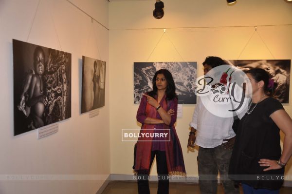Nandita Das was snapped discussing about a picture at a Photo Exhibition by Sami Siva