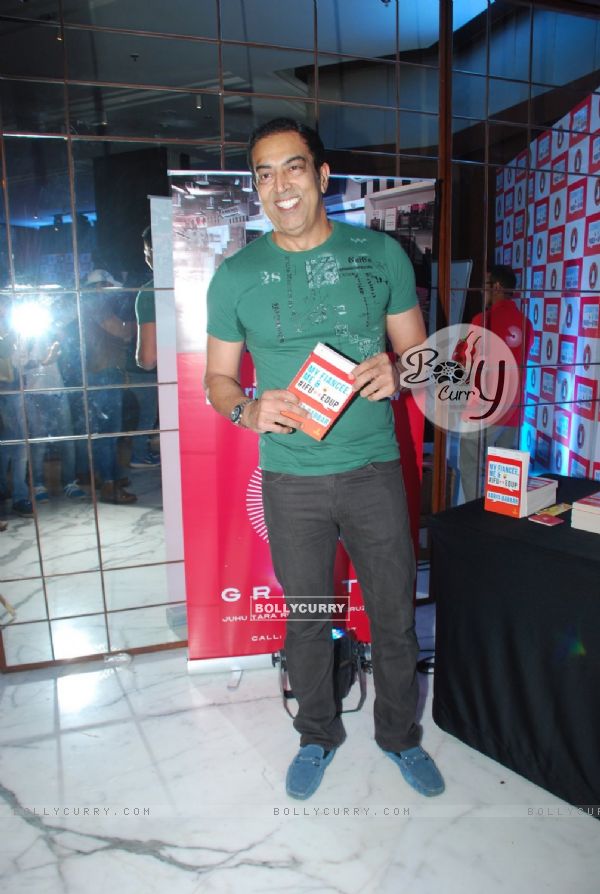 Vindoo Dara Singh poses for the media at Arya Babbar's Book Launch