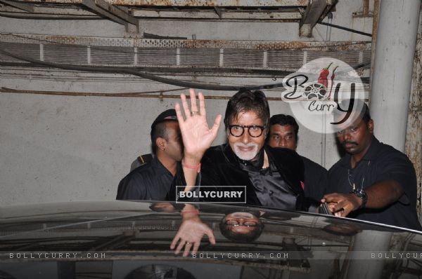 Amitabh Bachchan waves to the media at the Special Screening of Shamitabh