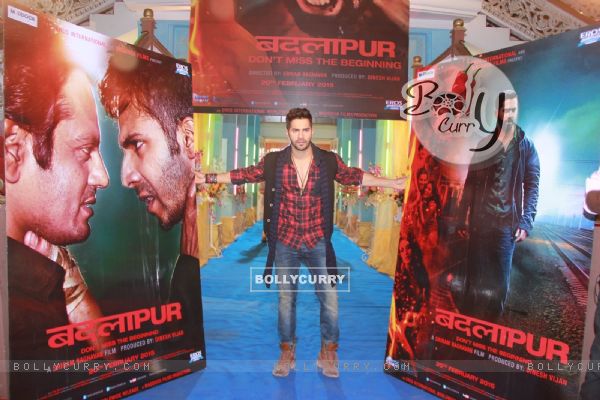 Varun Dhawan poses for the media at the Promotions of Badlapur on CID (355011)