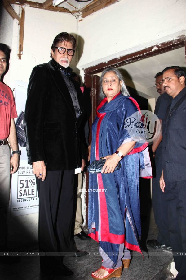 Amitabh Bachchan and Jaya Bachchan pose for the media at the Special Screening of Shamitabh (355162)