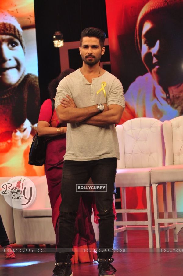 Shahid Kapoor poses for the media at NDTV Fortis Health 4U Cancerthon Campaign