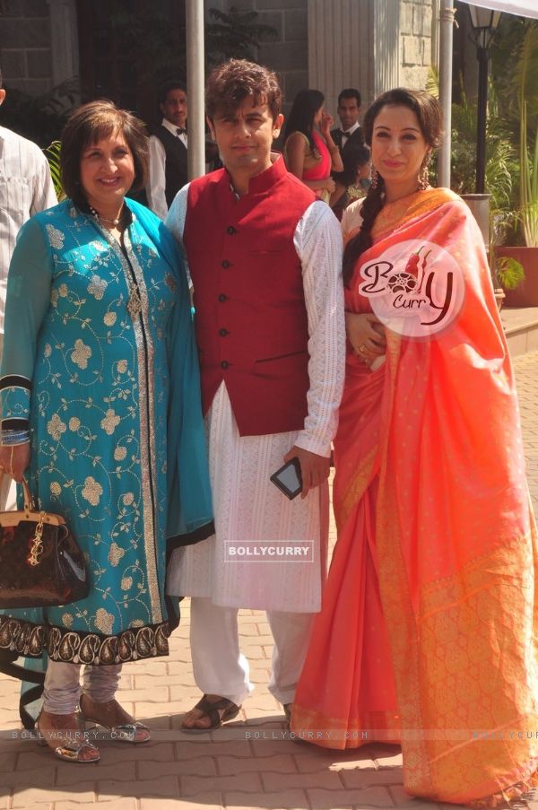 Soni Niigam with wife Madhurima at Rahul Thackeray's Wedding Ceremony