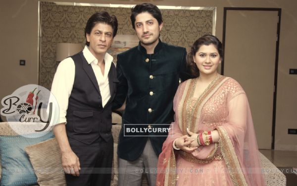 Shah Rukh Khan poses with Newly Weds Manali Jagtap and Vicky Shoor