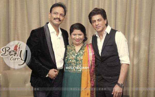 Shah Rukh Khan poses with Bhai Jagtap and Tejaswini Jagtap