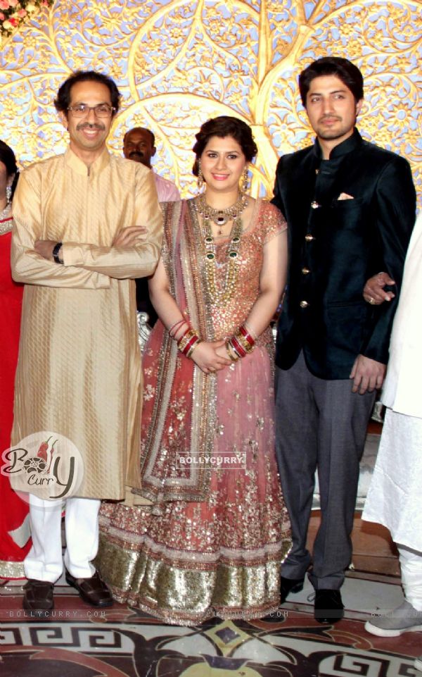 Uddhav Thackeray poses with Newly Weds Manali Jagtap and Vicky Shoor