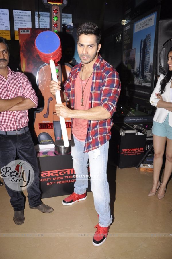 Varun Dhawan poses for the media at the Promotions of Badlapur (355946)