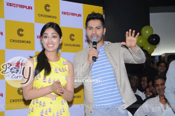 Varun Dhawan interacts with the audience at the Launch of the Biggest Crossword Bookstore (356059)