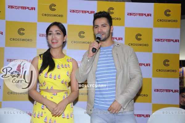 Varun Dhawan and Yami Gautam interact with the audience at the Launch (356060)