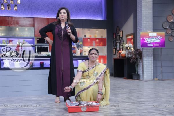 Farah Khan was snapped bargaining with a woman who sells fish at the Launch of Farah Ki Daawat