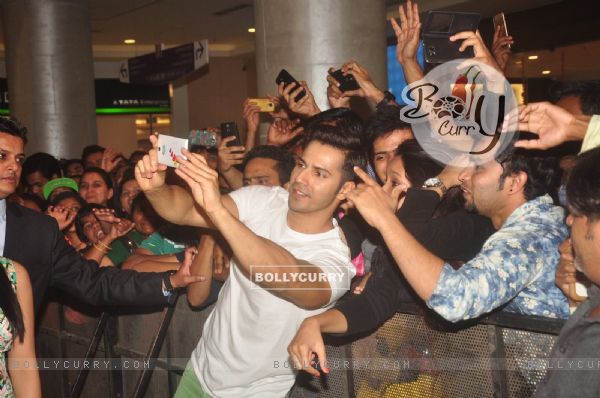 Varun Dhawan clicks a selfie with fans at the Promotions of Badlapur at R City Mall