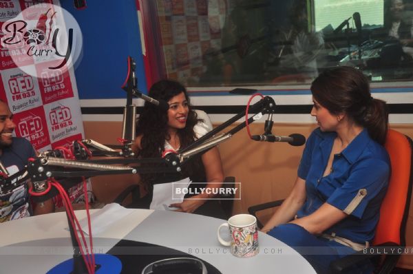 Anushka Sharma was snapped interacting with Malishka at the Promotions of NH10 at Red FM (356316)