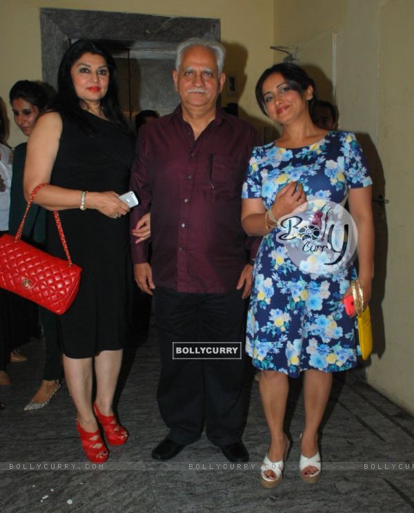 Celebs pose for the media at the Special Screening of Badlapur (356323)