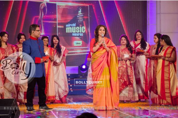 Vidya Balan interacts with the audience at Royal Stag Mirchi Music Awards Bangla 2014