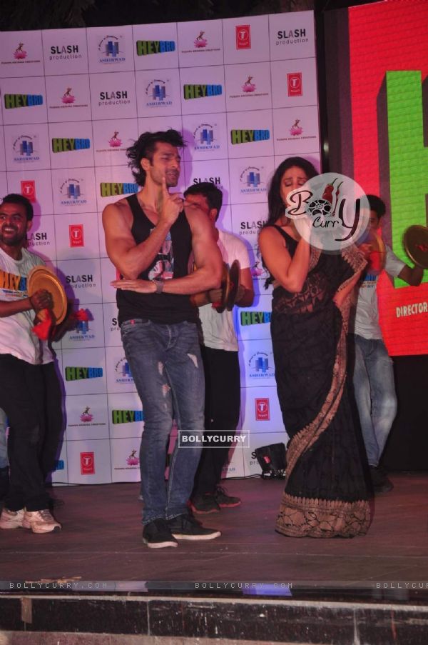Hanif Hilal and Mahie Gill perform at the Grand Success Bash of Hey Bro's Music (356589)