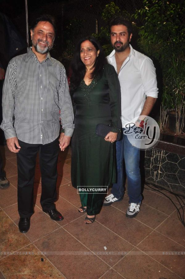 Harry Baweja poses with his family at the Grand Success Bash of Hey Bro's Music (356594)