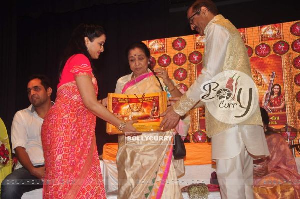 Asha Bhosle felicitated at Dr. Veen Amundra's Album Launch