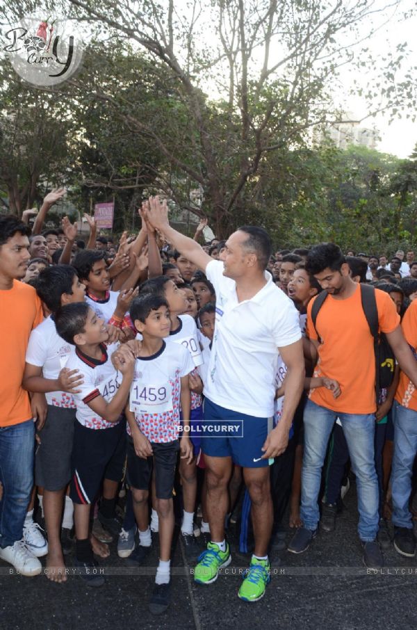 Rahul Bose interacts with kids at Runathon Organised by Reliance Energy