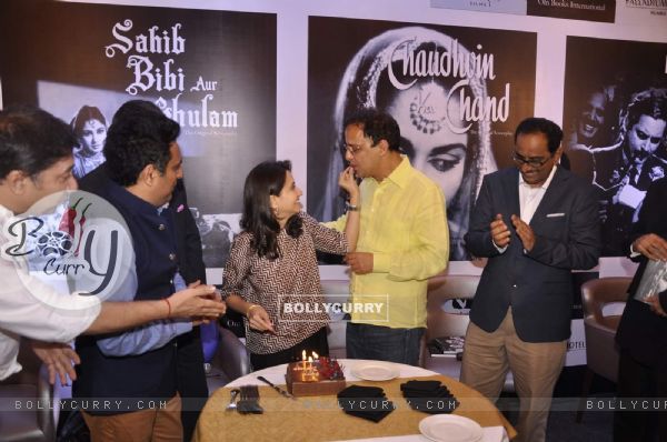 Anupama Chopra feeds a piece of cake to Vidhu Vinod Chopra