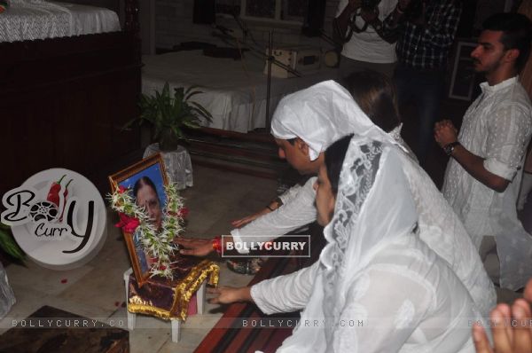 Madhur Bhandarkar seeks his Mother's blessings at the Prayer Meet