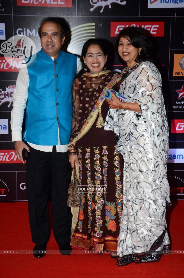 Suresh Wadkar poses with family at GIMA Awards 2015