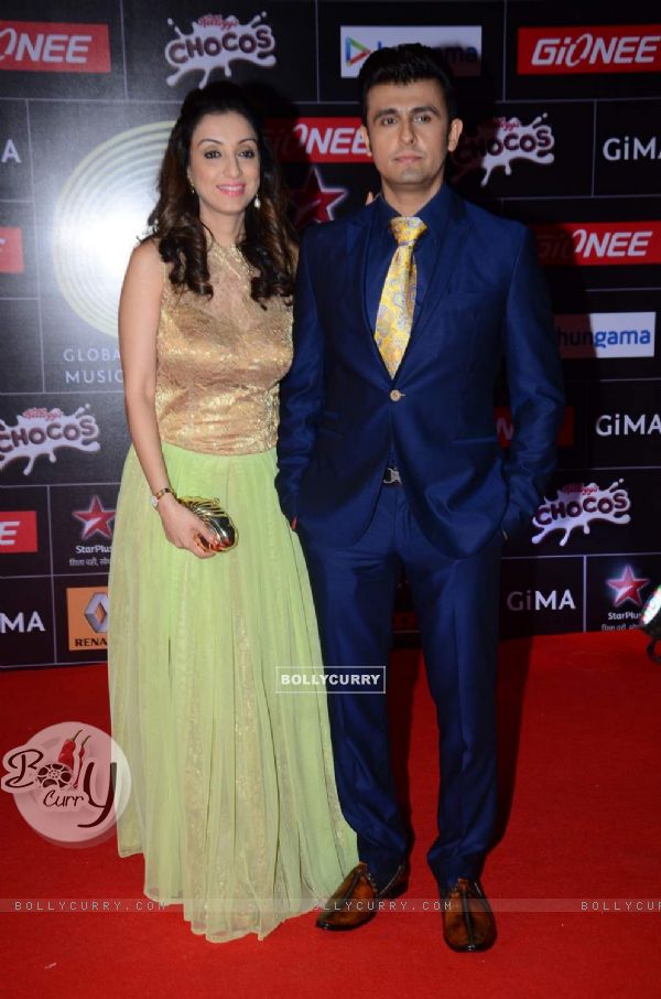 Sonu Niigam poses with Wife at GIMA Awards 2015