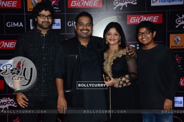 Shankar Mahadevan poses with Family at GIMA Awards 2015